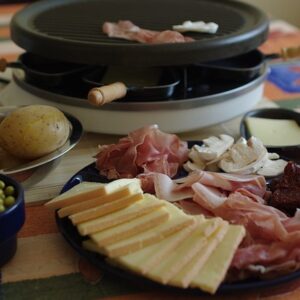 Raclette-udstyr: Alt hvad du behøver for at lave den perfekte Raclette-middag